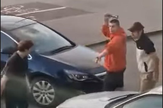 Kaune, „Neo Kauno“ aikštelėje, kilo kofliktas: jo dalyviai kibo į atlapus, mojavo plaktuku