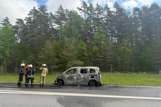 Ukmergės rajone, magistralėje A1, užsidegė automobilis – buvo sutrikdytas eismas