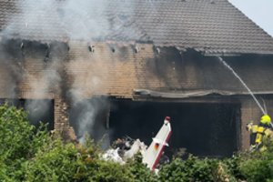 Tragedija Vokietijoje – lėktuvas rėžėsi į gyvenamąjį namą: yra žuvusiųjų