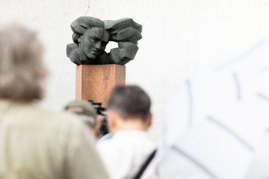 „Šie skaitymai skirti poetiniam žodžiui, o ne politiniams debatams“: Vilniuje įvyko S. Nėries poezijos skaitymai