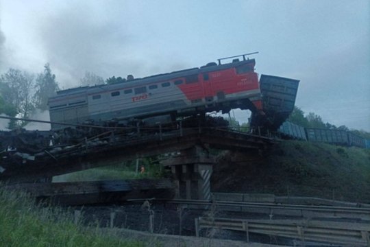 Karas Ukrainoje. Rusijoje – antro per parą tilto griūtis: nuo bėgių nuriedėjo traukinys