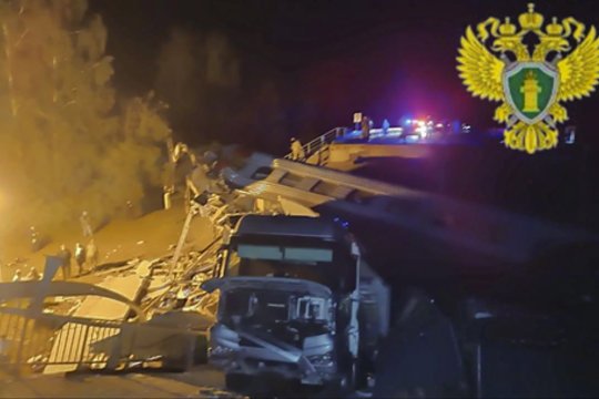 Karas Ukrainoje. Rusijoje – antro per parą tilto griūtis: nuo bėgių nuriedėjo traukinys