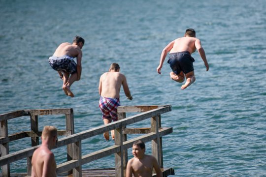 Vilniuje ir Kaune skelbiama maudymosi sezono pradžia