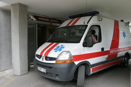 Klaipėdoje jaunuolis pro buto langą išmetė nepilnametę – mergina gydoma ligoninėje