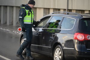 Visą šį mėnesį policija tikrins vairuotojų blaivumą, nepaleis iš akių ir chuliganiškai vairuojančių