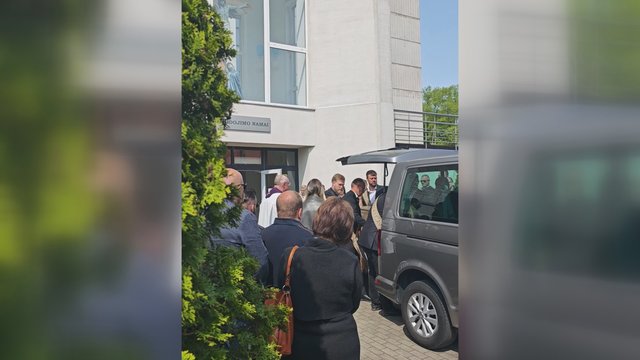 Klaipėdoje tariamas paskutinis „sudie“ žuvusiam G. Bendžiui: išnešamas karstas