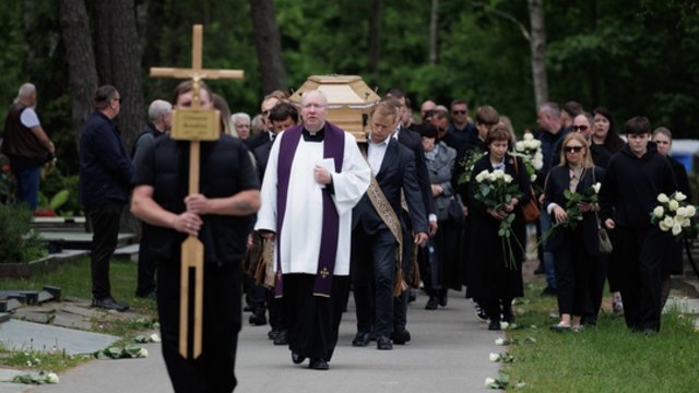 Klaipėdoje atsisveikinta su G. Bendžiumi: baltų gėlių jūroje atgulė amžinojo poilsio