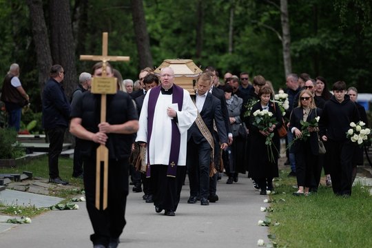 Klaipėdoje atsisveikinta su G. Bendžiumi: baltų gėlių jūroje atgulė amžinojo poilsio