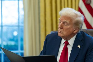 D. Trumpo išsisukinėjimas tampa vis akivaizdesnis: vėl žada sprendimą po dviejų savaičių