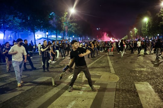 Prancūzijoje PSG pergalės Čempionų lygoje šventimą aptemdė neramumai: šimtai buvo suimti