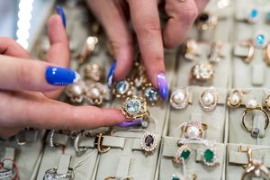 Į juvelyrinę parduotuvę užsukusi mergina patyrė šoką: kreiva pardavėjo šypsenėlė buvo tik pradžia