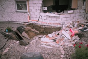 Pasvalio meras G. Gegužinskas: smegduobė užpilta moliu, tačiau įgriuvusį namą teks griauti