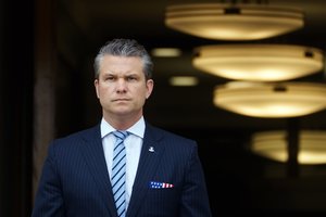 JAV „neturėtų žaisti su ugnimi“: Kinija sureagavo į P. Hegsetho komentarus dėl Taivano