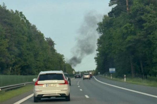Magistralėje netoli Vievio liepsnojo automobilis: į dangų kilo juodi dūmų debesys