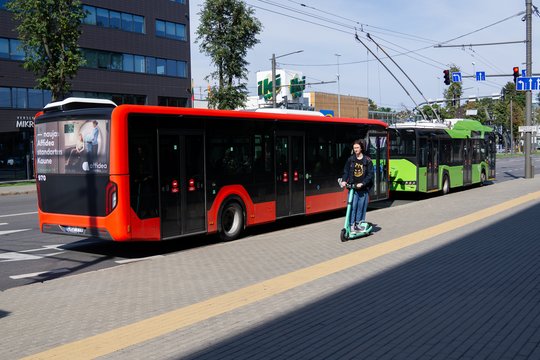 Vilniuje po autobuso ir troleibuso susidūrimo ėmė formuotis spūstys Laisvės prospekte