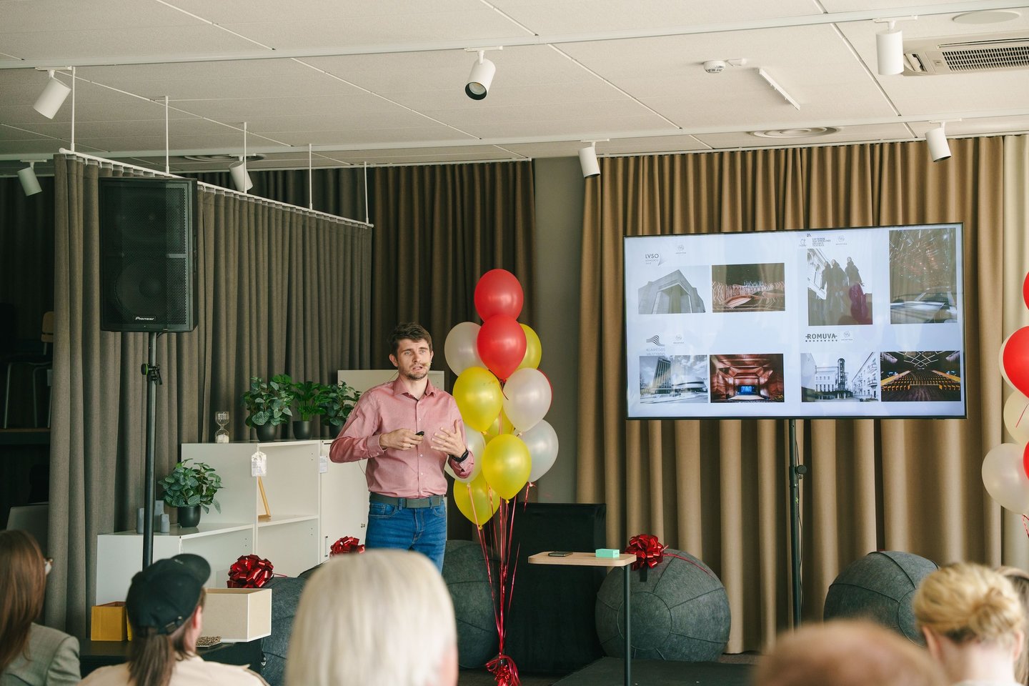 Akustikos inžinierius Viktoras Mekas skaito paskaitą apie akustiką darbo vietoje.