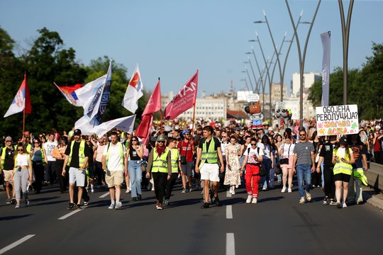 Siekdami pirmalaikių rinkimų, Serbijoje mitingavo tūkstančiai žmonių