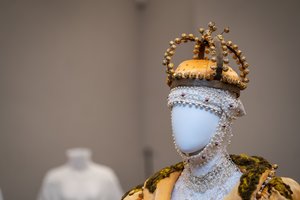 Dvi karalienės, dvi legendos – tarptautinė paroda apie Barborą Radvilaitę ir Kotryną Jogailaitę