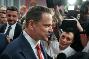 ES palankus kandidatas į Lenkijos prezidentus pripažino pralaimėjimą K. Nawrockiui