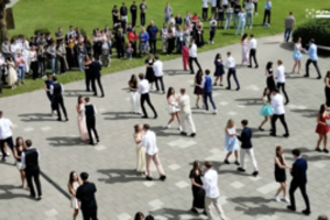 Internete žaibiškai plinta masinis Alytaus abiturientų šokis: sunku sulaikyti emocijas