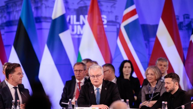 V. Zelenskio įspėjimas dėl galimų Rusijos veiksmų: Ukraina laiko fronto liniją ne tik dėl savęs