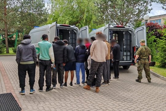 Gaudynės Lenkijoje: iš Lietuvos įvažiavusiame automobilyje po avarijos rasta 12 somaliečių, vairuotojas paspruko