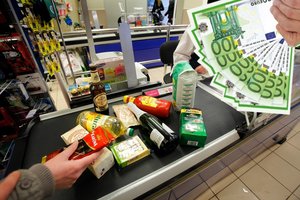 „Pricer.lt“: pigiausių maisto produktų krepšelis gegužę brango beveik euru