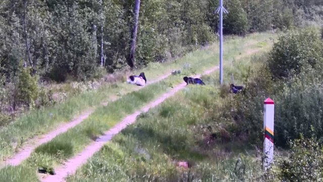 Šliauždami ir risdamiesi bandė patekti į Lietuvą: painios neteisėtų migrantų istorijos taip pat neįtikino