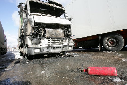 Gesindamas degantį vilkiką Pasvalio r. nukentėjo jo vairuotojas