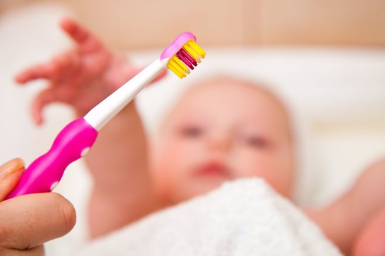 Vaikų odontologė paaiškino, kaip prižiūrėti pieninius dantis: nuo kada kenkia žindyti naktimis