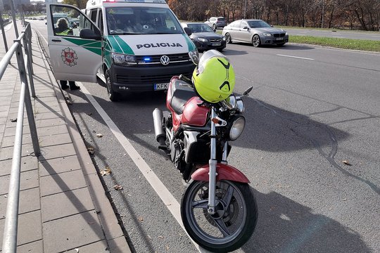 Vilniuje motociklas trenkėsi į automobilio galą – nesunkiai nukentėjo du vyrai