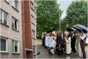 Klaipėdos abiturientai nustebino mokytoją prie jos namų ypatinga dovana: sugraudino ne vieną