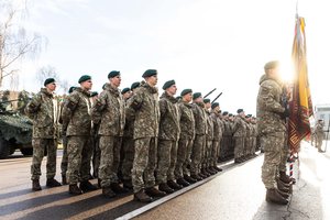 Seimas linkęs gerinti karių tarnybos sąlygas ir kelti darbo užmokestį