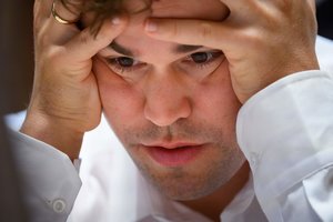 Netikėtai 19-mečiui pralaimėjęs M. Carlsenas pasiuto – nesupratęs, kas įvyko, kumščiu trenkė į stalą