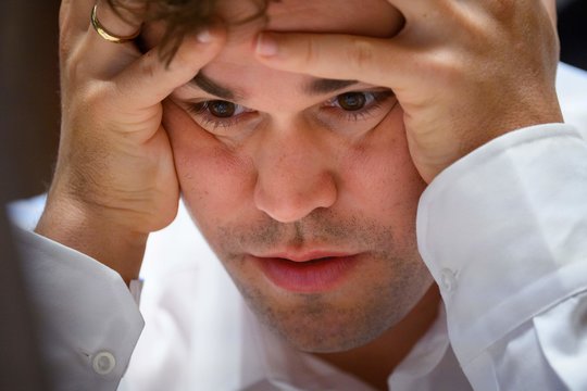 Netikėtai 19-mečiui pralaimėjęs M. Carlsenas pasiuto – nesupratęs, kas įvyko, kumščiu trenkė į stalą