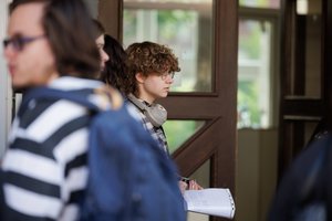 Iš pirmojo egzamino išėję abiturientai – atsargiai optimistiški: kokias temas rinkosi šiemet?