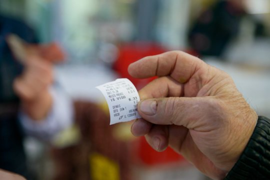 Parduotuvių kvitai – pavojus sveikatai? Specialistas paaiškino, kodėl neima jų į rankas