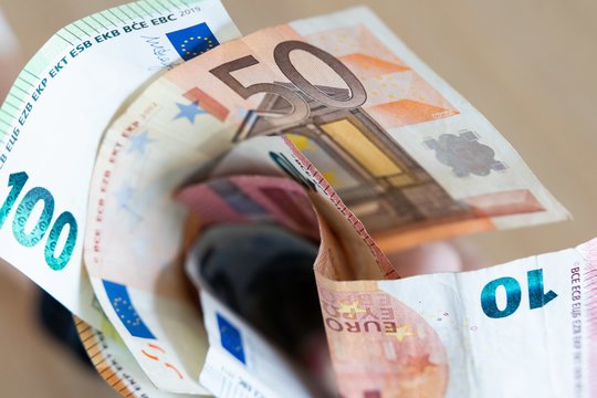 Verslininkas iššvaistė dešimtis tūkstančių eurų: klientams pinigus liepdavo vesti į naujai įsteigtos įmonės panašiu pavadinimu banko sąskaitą