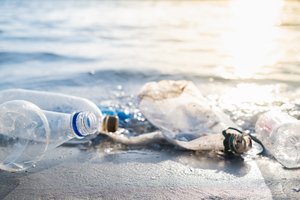 Japonų mokslininkai išrado jūros vandenyje tirpstantį plastiką