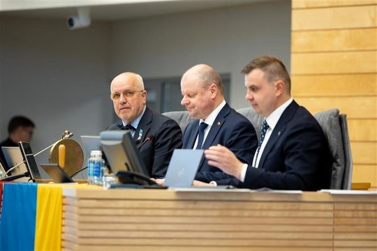 Užsienio kelionėms netaupę Seimo nariai jau žvalgosi į kitą pinigų maišą 