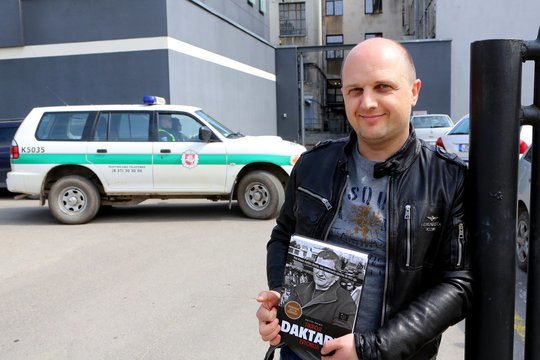 Vilniaus teisme – galutinis verdiktas dėl žinomo kriminalinių knygų autoriaus Dailiaus Dargio suėmimo: lieka belangėje