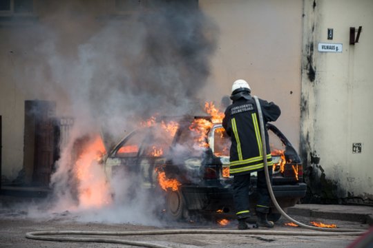 Druskininkuose – girtos moters kerštas: po skambučio vaiko teisėms ir atžalų išvežimo padegė kaimyno automobilį