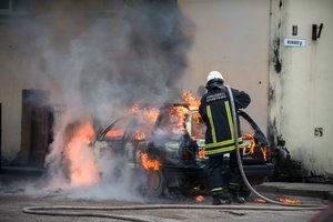 Druskininkuose – girtos moters kerštas: po skambučio vaiko teisėms ir atžalų išvežimo padegė kaimyno automobilį