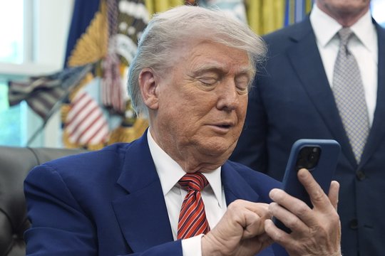 Atskleidė detalių apie paslaptimis apgaubtus D. Trumpo skambučius: turi grėsmingą įprotį