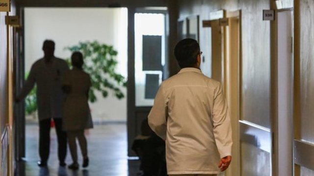 Baiminasi, kad gydymo įstaigose augs tiek eilės, tiek korupcija: ieškant kaltų pirštu beda ne tik į privatų sektorių 