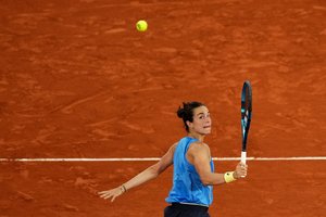 Rekordus gerinanti prancūzė tęsia fantastišką kelionę „Roland Garros“ turnyre
