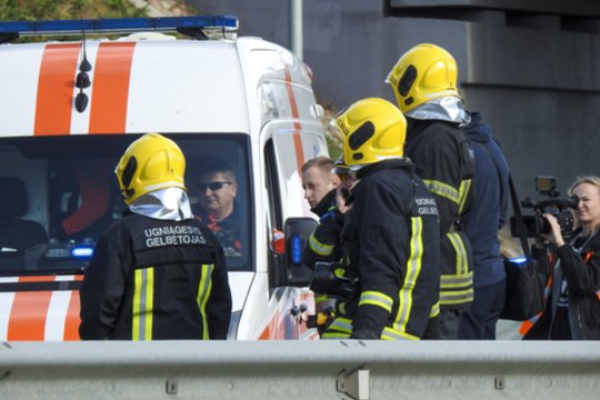 Kuršėnuose apvirto sunkvežimis – prispaustą vairuotoją teko vaduoti ugniagesiams