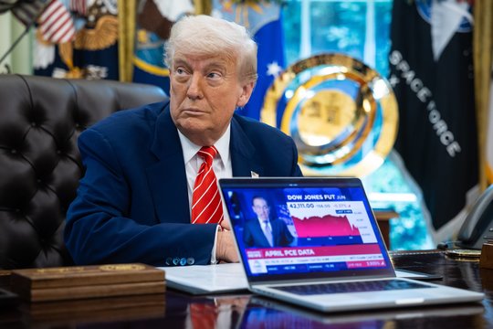 D. Trumpas įvedė kelionių draudimą 12 šalių
