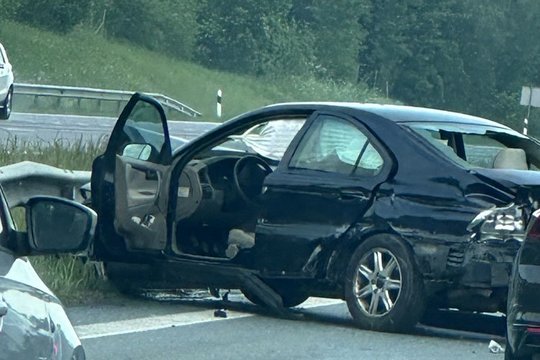 Automagistralėje Vilnius-Panevėžys susidūrė keli automobiliai – vienas iš jų rėžėsi į atitvarus