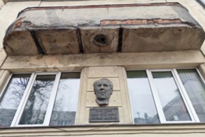 Pagalbos šauksmas iš byrančio daugiabučio – kauniečiai nebežino ko griebtis 